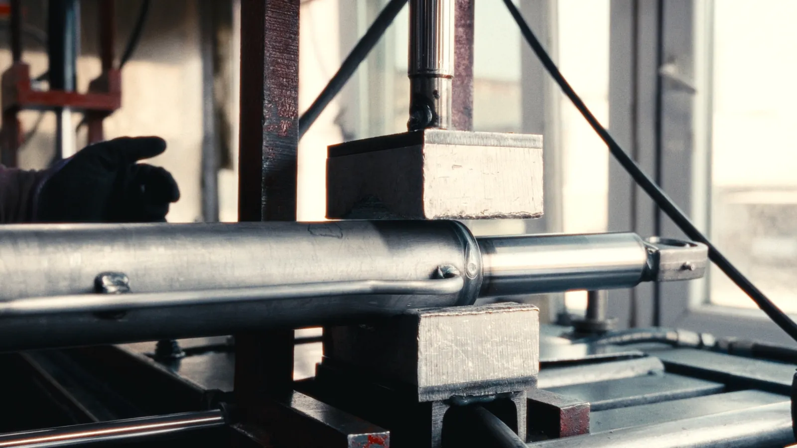 Hydraulic cylinder on the assembly bench