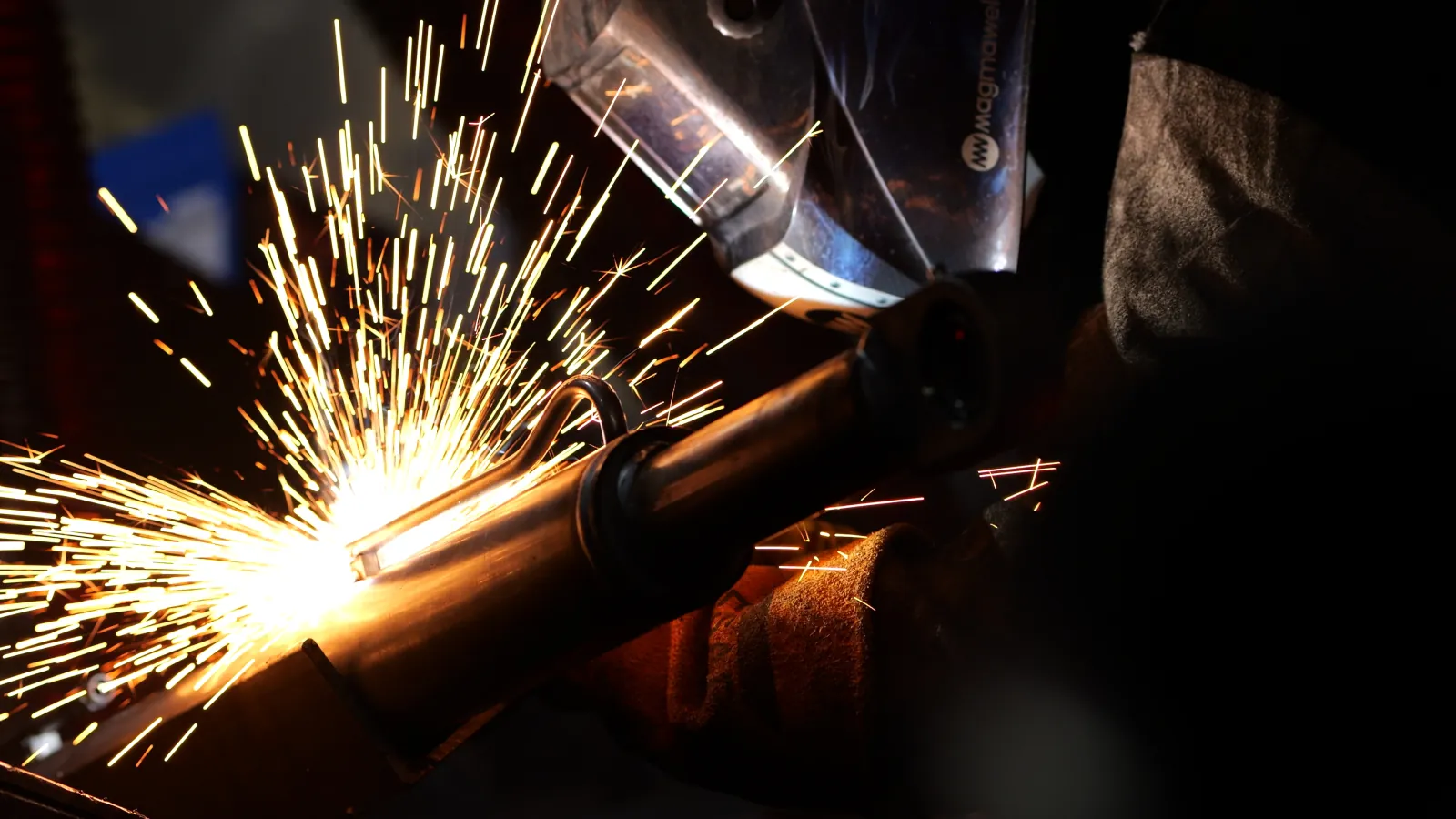 Welding a hydraulic cylinder